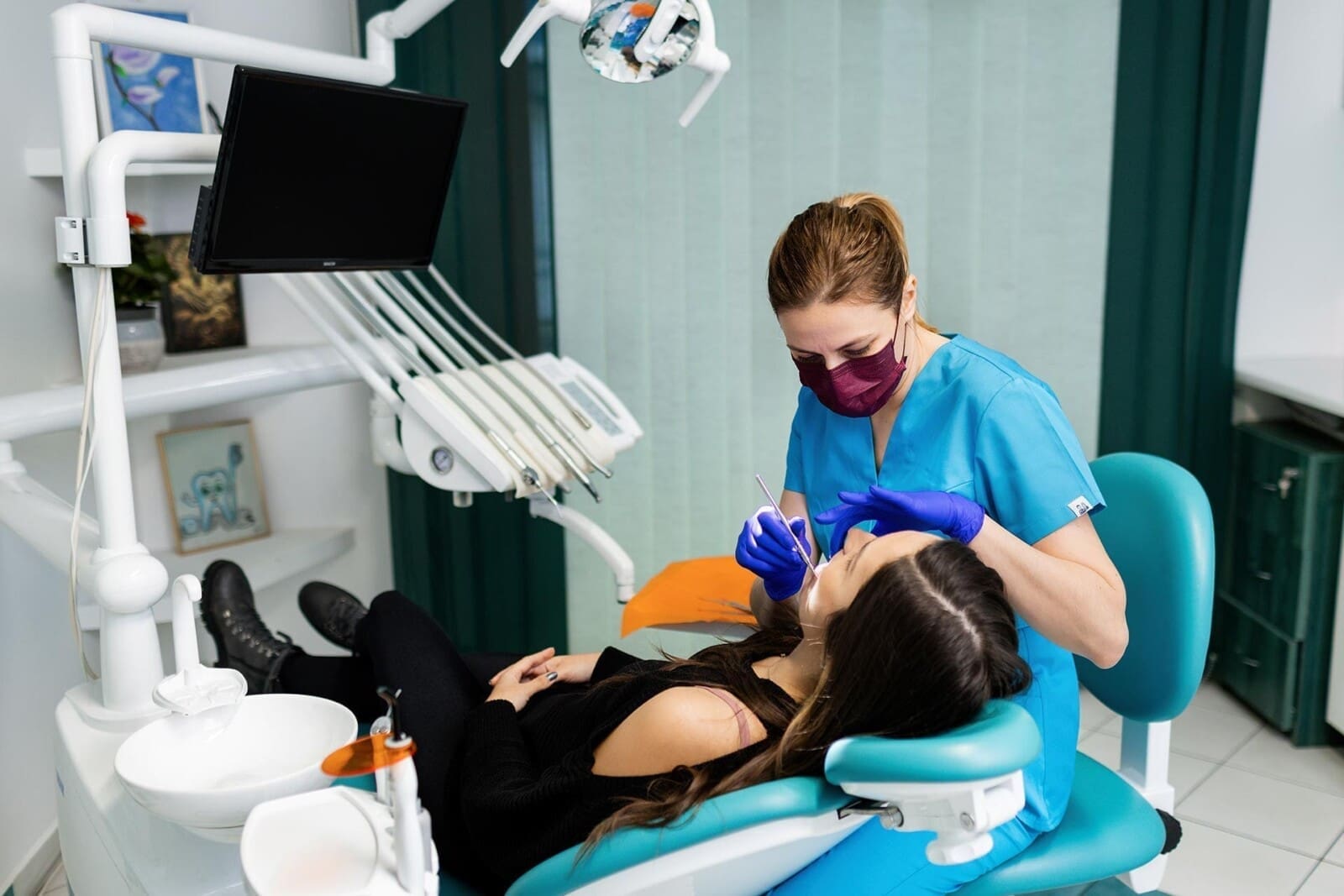 Doctor ortodont în timpul unei consultații la cabinetul Sanodent