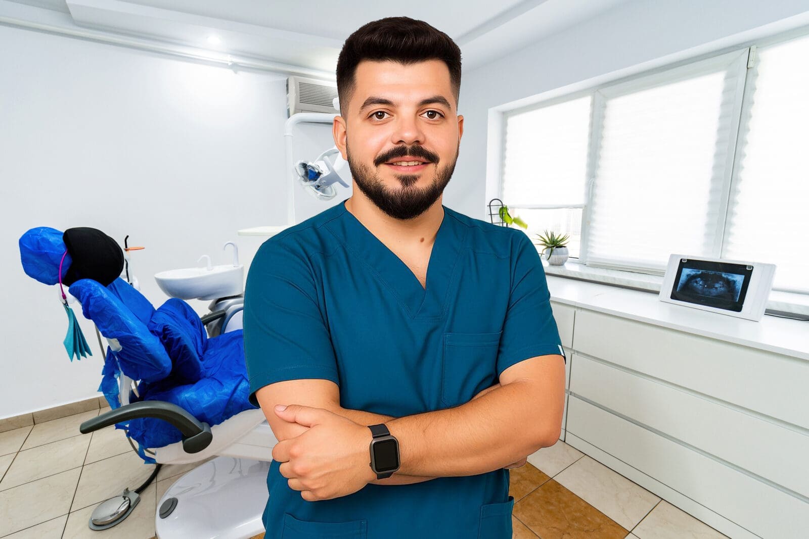 Chirurgul buco-maxilo-facial Mihai Căpățână în cabinetul stomatologic Sanodent Focșani