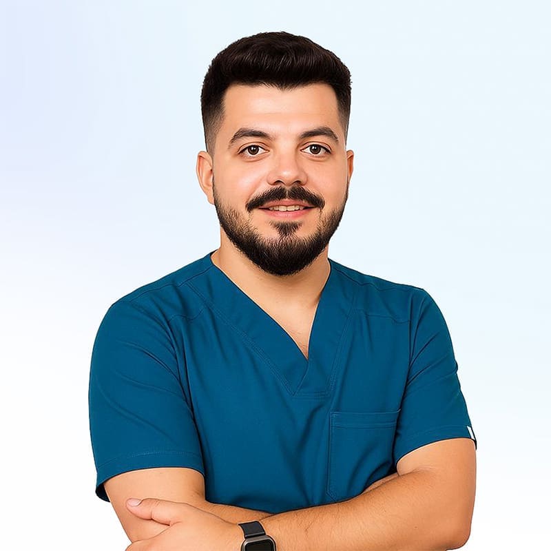 Chirurgul buco-maxilo-facial Mihai Căpățână în cabinetul stomatologic Sanodent Focșani